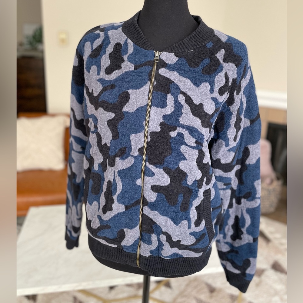 Barefoot Dreams blue grey camouflage cozychic ultra light zip up jacket small